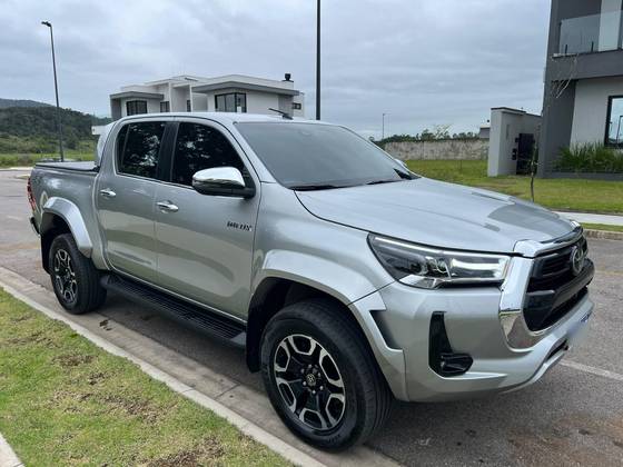TOYOTA HILUX 2.8 D-4D TURBO DIESEL CD SRX PLUS 4X4 AUTOMÁTICO