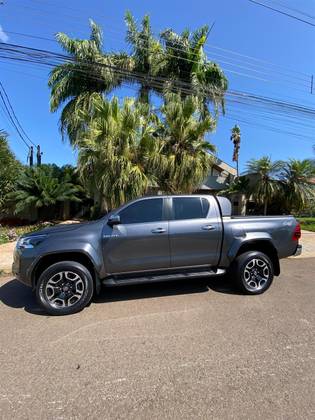 TOYOTA HILUX 2.8 D-4D TURBO DIESEL CD SRX PLUS 4X4 AUTOMÁTICO