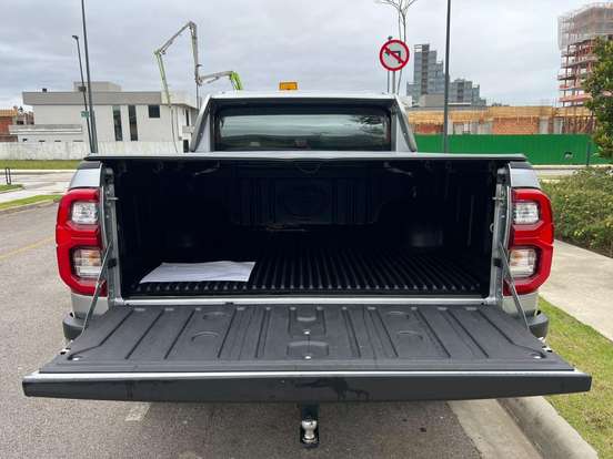 TOYOTA-HILUX-2.8 D-4D TURBO DIESEL CD SRX PLUS 4X4 AUTOMÁTICO TOYOTA-HILUX-2024