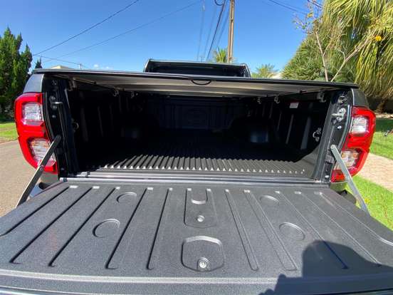 TOYOTA-HILUX-2.8 D-4D TURBO DIESEL CD SRX PLUS 4X4 AUTOMÁTICO TOYOTA-HILUX-2023