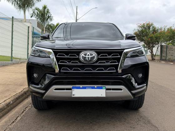 TOYOTA HILUX SW4 2.8 D-4D TURBO DIESEL SRX 7L 4X4 AUTOMÁTICO