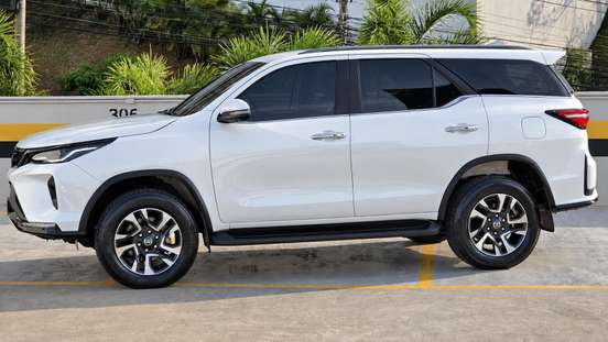 TOYOTA-HILUX SW4-2024