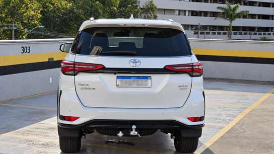 TOYOTA-HILUX SW4-2024