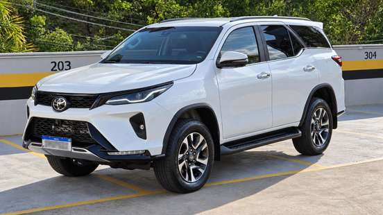 TOYOTA-HILUX SW4-2024