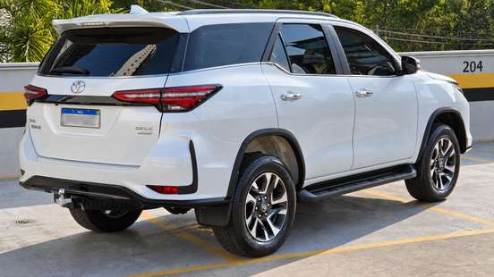 TOYOTA-HILUX SW4-2024