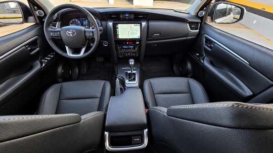 TOYOTA-HILUX SW4-2024