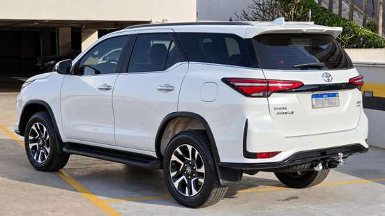TOYOTA-HILUX SW4-2024