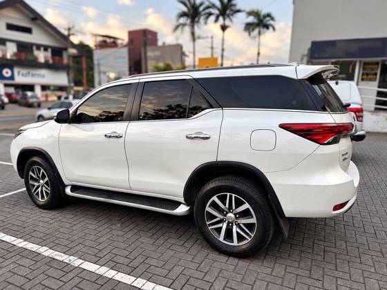 TOYOTA HILUX SW4 2.8 SRX 4X4 7 LUGARES 16V TURBO INTERCOOLER DIESEL 4P AUTOMÁTICO