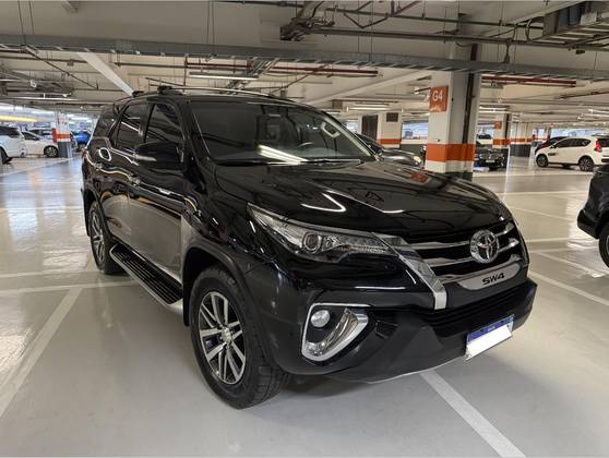 TOYOTA HILUX SW4 2.8 SRX 4X4 7 LUGARES 16V TURBO INTERCOOLER DIESEL 4P AUTOMÁTICO