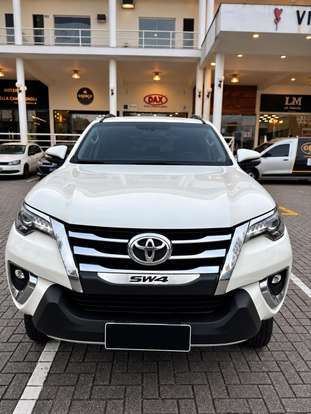 TOYOTA-HILUX SW4-2.8 SRX 4X4 7 LUGARES 16V TURBO INTERCOOLER DIESEL 4P AUTOMÁTICO TOYOTA-HILUX SW4-2019