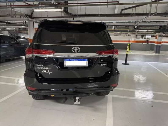 TOYOTA-HILUX SW4-2.8 SRX 4X4 7 LUGARES 16V TURBO INTERCOOLER DIESEL 4P AUTOMÁTICO TOYOTA-HILUX SW4-2017