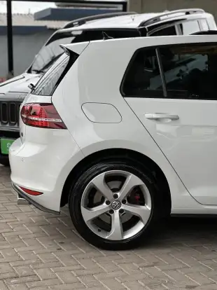 VOLKSWAGEN-GOLF-2014