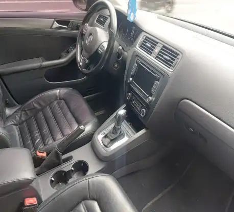 VOLKSWAGEN-JETTA-2011