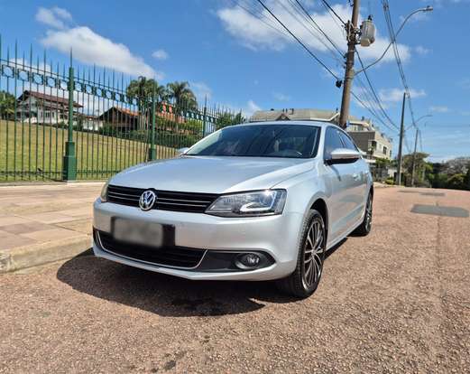 VOLKSWAGEN-JETTA-2013