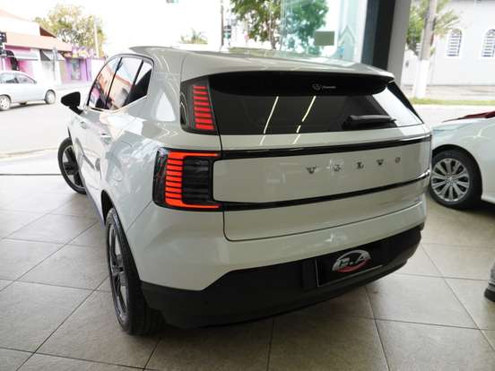 VOLVO-EX30-2024