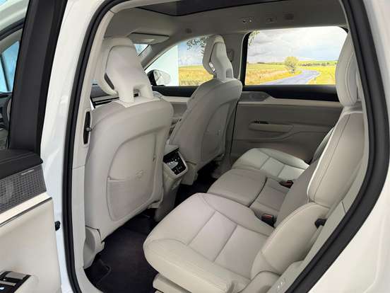 VOLVO-EX90-2025