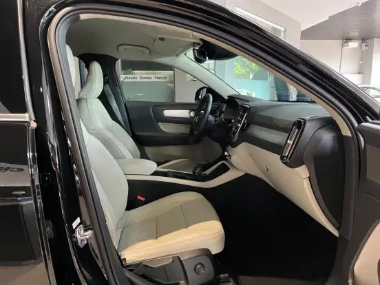 VOLVO-XC40-2021