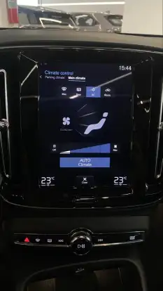 VOLVO-XC40-2019