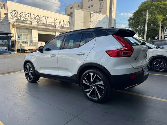 VOLVO-XC40-2019