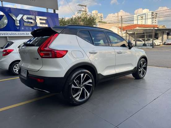 VOLVO-XC40-2019