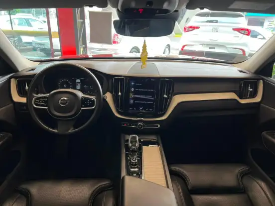 VOLVO-XC60-2020