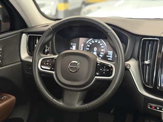 VOLVO-XC60-2.0 T5 GASOLINA MOMENTUM AWD GEARTRONIC VOLVO-XC60-2018