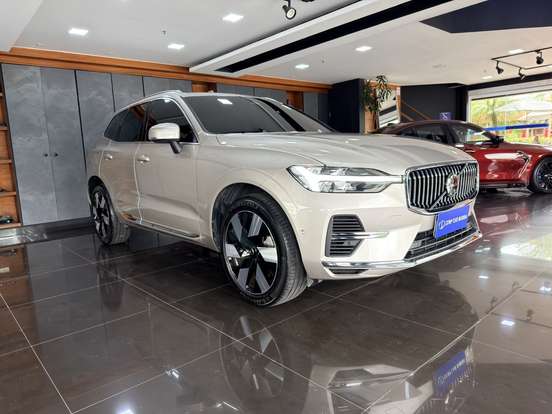 VOLVO-XC60-2024