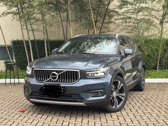 VOLVO-XC40-2021
