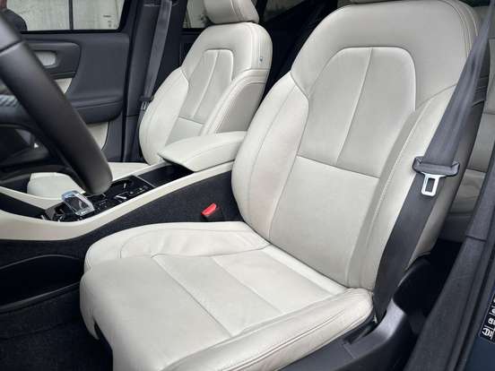 VOLVO-XC40-2021