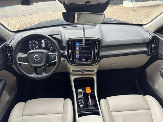 VOLVO-XC40-2021