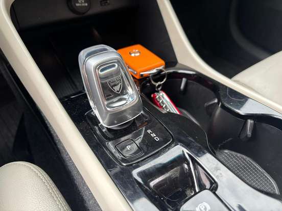 VOLVO-XC40-2021