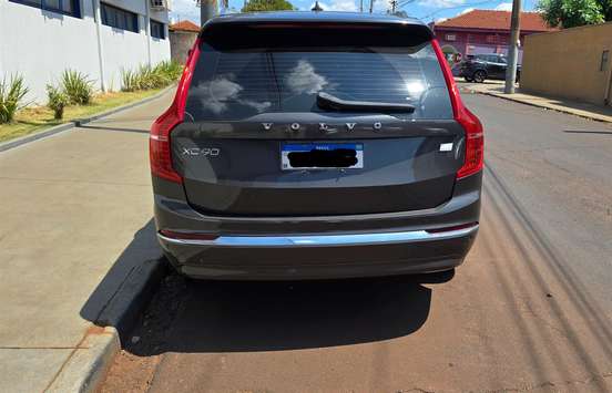 VOLVO-XC90-2023