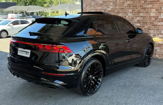 AUDI-Q8-2024