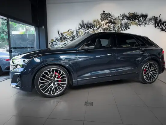 AUDI-Q8-2024