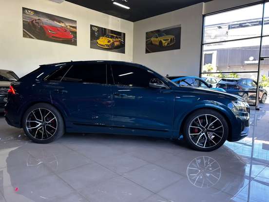 AUDI-Q8-2021