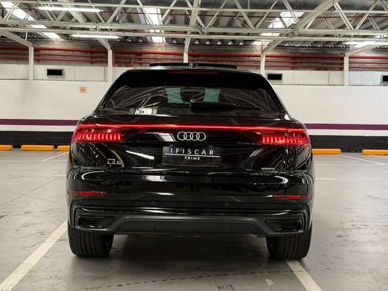 AUDI-Q8-2023
