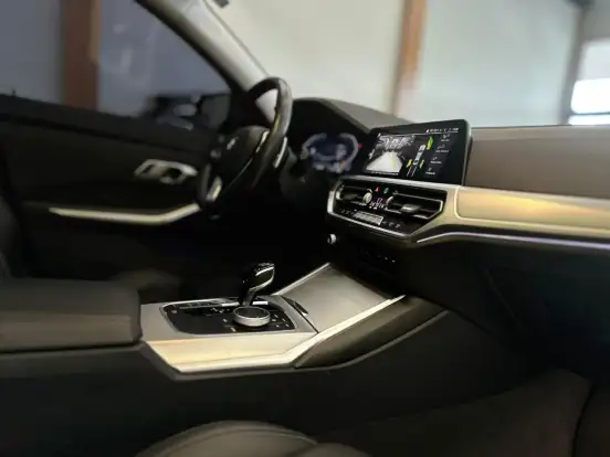 BMW-320i-2022