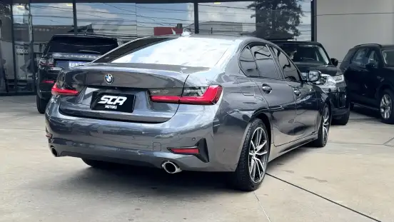 BMW-320i-2021