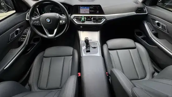 BMW-320i-2021
