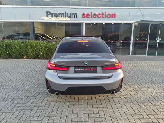 BMW-320i-2023