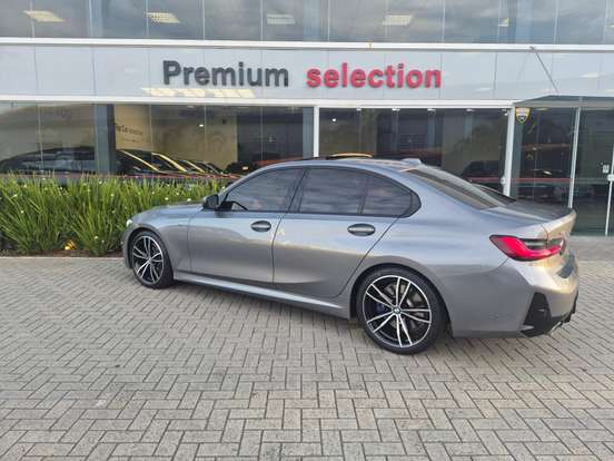 BMW-320i-2023