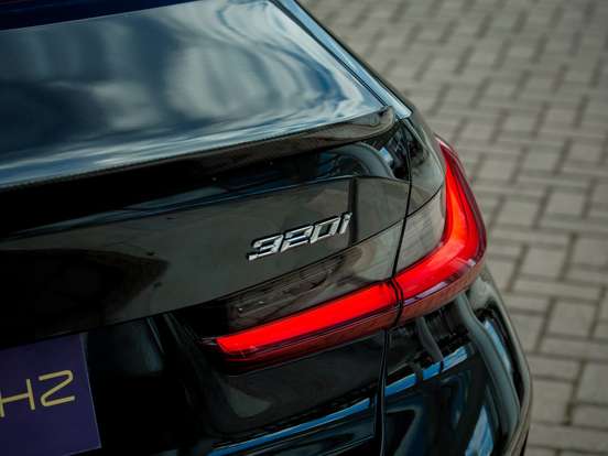 BMW-320i-2023