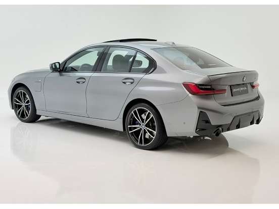 BMW-330e-2024