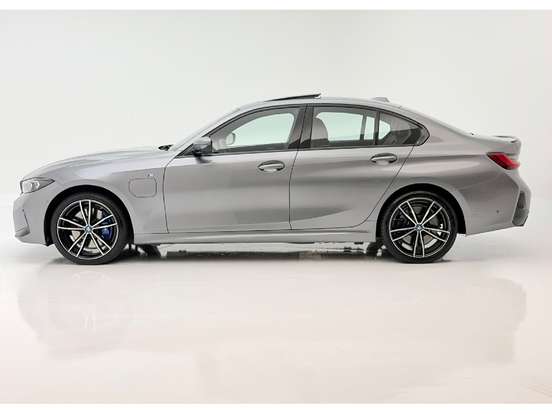 BMW-330e-2024