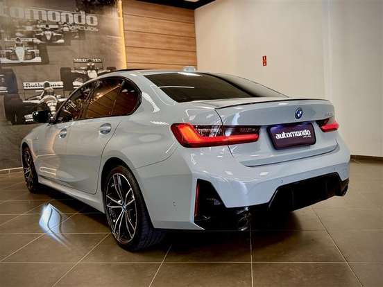 BMW-330e-2023