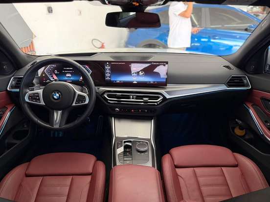 BMW-320i-2023