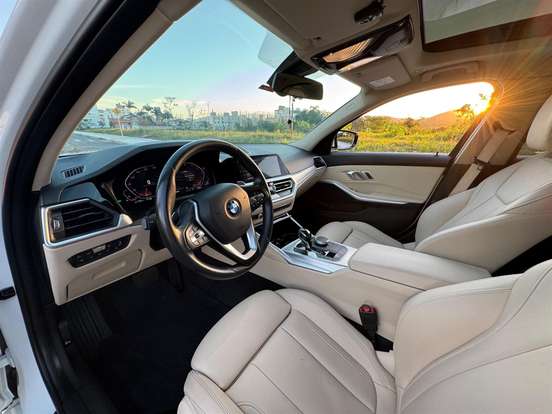 BMW-320i-2020