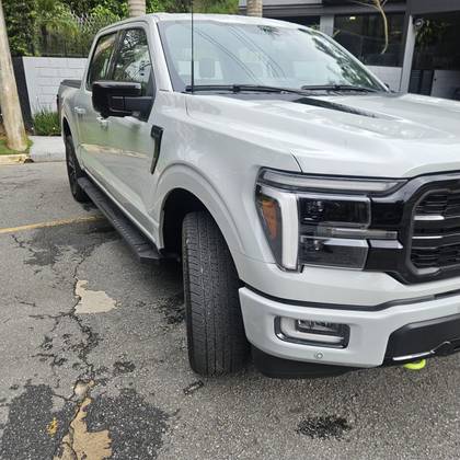 FORD F-150 5.0 V8 GASOLINA CD LARIAT BLACK FX4 AUTOMÁTICO