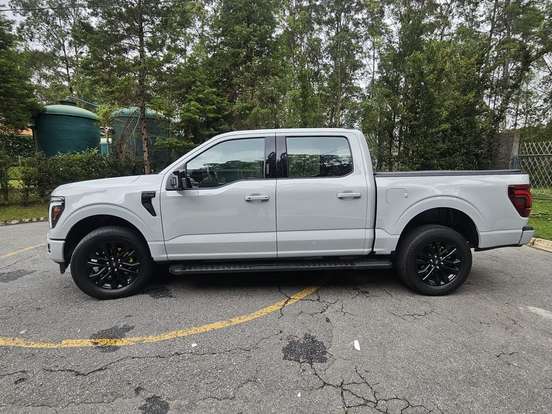 FORD-F-150-5.0 V8 GASOLINA CD LARIAT BLACK FX4 AUTOMÁTICO FORD-F-150-2024