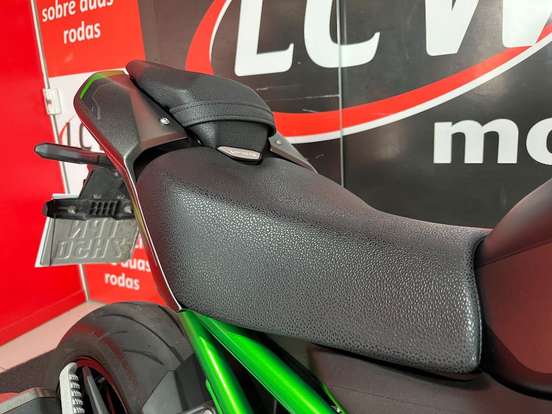 KAWASAKI-Z900-2025